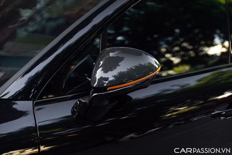 Một số chi tiết còn có cấu tạo từ vật liệu sợi carbon siêu nhẹ như nóc xe, cánh gió hay ốp gương chiếu hậu, Bộ khuếch tán phía bên sau, giúp diện mạo của xe trở nên cuốn hút hơn.