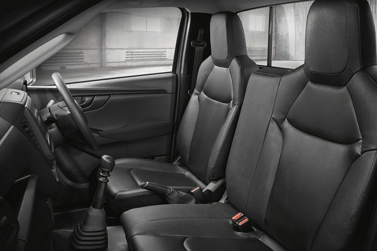 "Tiền nào của nấy", Isuzu D-Max Spark SE 2023 giá rẻ không có những trang bị an toàn cơ bản như hệ thống chống bó cứng phanh ABS, phân bổ lực phanh điện tử EBD hay hỗ trợ lực phanh khẩn cấp BA. Thay vào đó, xe chỉ được trang bị 2 túi khí trước, hệ thống mở cửa tự động khi túi khí bung, dây đai an toàn 3 điểm ở hàng ghế trước, cảnh báo thắt dây an toàn, đèn phanh khẩn cấp và cảnh báo khi người lái quên chìa khóa.