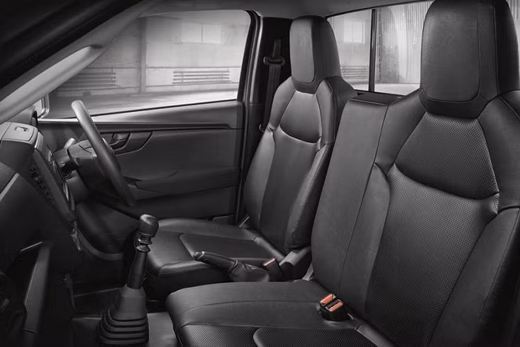 "Tiền nào của nấy", Isuzu D-Max Spark SE 2023 giá rẻ không có những trang bị an toàn cơ bản như hệ thống chống bó cứng phanh ABS, phân bổ lực phanh điện tử EBD hay hỗ trợ lực phanh khẩn cấp BA. Thay vào đó, xe chỉ được trang bị 2 túi khí trước, hệ thống mở cửa tự động khi túi khí bung, dây đai an toàn 3 điểm ở hàng ghế trước, cảnh báo thắt dây an toàn, đèn phanh khẩn cấp và cảnh báo khi người lái quên chìa khóa.