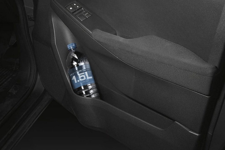 Tương tự trang bị an toàn, ngoại thất của Isuzu D-Max Spark SE 2023 cũng khá "nghèo nàn" với đèn pha Halogen, tính năng đèn chờ dẫn đường, lưới tản nhiệt sơn màu xám, cản trước/ốp gương chiếu hậu sơn cùng màu với thân xe, gương chỉnh điện, tay nắm cửa màu đen, anten dạng que và vành thép 15 inch.