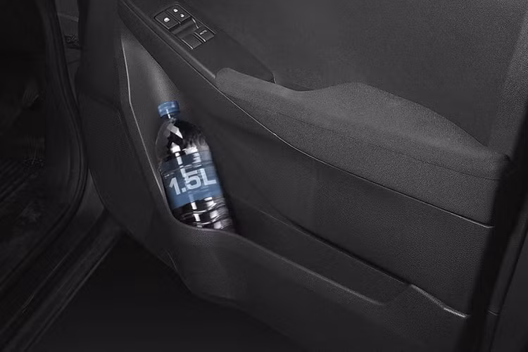 Tương tự trang bị an toàn, ngoại thất của Isuzu D-Max Spark SE 2023 cũng khá "nghèo nàn" với đèn pha Halogen, tính năng đèn chờ dẫn đường, lưới tản nhiệt sơn màu xám, cản trước/ốp gương chiếu hậu sơn cùng màu với thân xe, gương chỉnh điện, tay nắm cửa màu đen, anten dạng que và vành thép 15 inch.