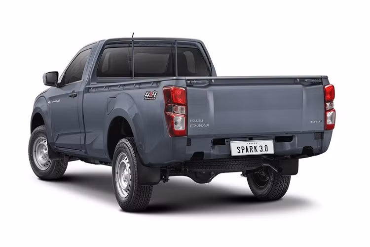 Nằm bên dưới nắp ca-pô của Isuzu D-Max Spark SE và Spacecab SE 2023 vẫn là 2 loại động cơ diesel quen thuộc. Đầu tiên là động cơ diesel diesel 4 xi-lanh, tăng áp, dung tích 1.9L, sản sinh công suất tối đa 150 mã lực và mô-men xoắn cực đại 350 Nm. Thứ hai là động cơ diesel 4 xi-lanh thẳng hàng, tăng áp, dung tích 3.0L với công suất tối đa 190 mã lực và mô-men xoắn cực đại 450 Nm. Cả hai động cơ đều kết hợp với hộp số sàn 6 cấp và hệ dẫn động 1 cầu.