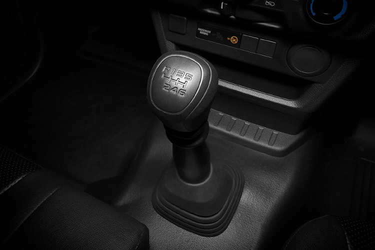 Cũng như phiên bản Spark SE, Isuzu D-Max Spacecab SE 2023 không có hệ thống ABS, EBD và BA. Camera lùi và phím chức năng trên vô lăng cũng bị cắt khỏi bản Spacecab SE này. Các trang bị còn lại của phiên bản Spacecab SE không khác gì phiên bản Spark SE. Tuy nhiên, Spacecab SE có một số khác biệt so với bản Spark SE như lưới tản nhiệt sơn màu đen bóng, ghế bọc nỉ và khóa điều khiển từ xa ở bản 3.0.