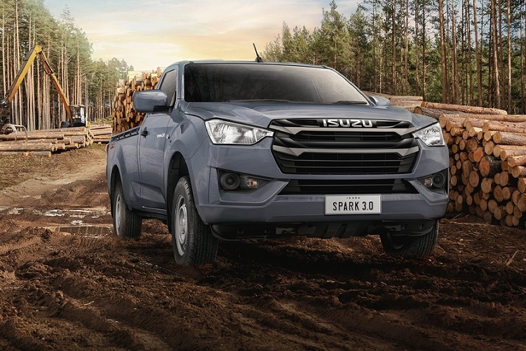 Đầu tiên là Isuzu D-Max Spark SE với 2 bản trang bị là Spark 1.9 SE 6MT 4x2 và Spark 3.0 SE 6MT 4x2. Giá bán của 2 bản trang bị này lần lượt là 584.000 Baht (khoảng 393 triệu đồng) và 602.000 Baht (406 triệu đồng).
