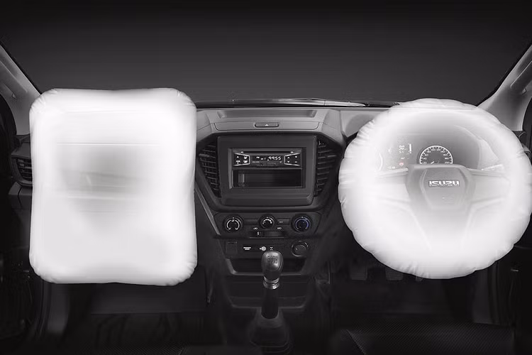 Bên trong Isuzu D-Max Spark SE 2023 có những trang bị như bảng đồng hồ analogue, vô lăng bọc Urethane, chỉnh 4 hướng, bệ tì tay bọc nỉ trên tapi cửa, cửa sổ chỉnh điện bên ghế lái, khóa cửa trung tâm, đầu CD 1-DIN, cổng USB/AUX, 2 loa, hệ thống điều hòa với lọc không khí PM2.5, ổ điện DC 12V, đèn nội thất, ghế bọc bằng vinyl và ghế trước gập 60:40.