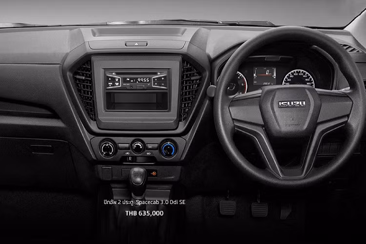 Phiên bản giá rẻ thứ hai của Isuzu D-Max 2023 ở thị trường Thái Lan là Spacecab SE. Tương tự phiên bản Spark, Isuzu D-Max Spacecab SE 2023 cũng được chia thành 2 bản trang bị là Spacecab 1.9 SE 6MT 4x2 và Spacecab 3.0 SE 6MT 4x2 với giá bán từ 612.000 - 635.000 Baht (khoảng 412 - 428 triệu đồng).