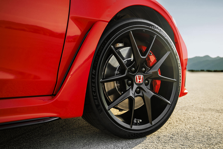 Do dựa trên Civic Hatchback thế hệ thứ 11 nên mẫu xe này có chiều dài cơ sở dài hơn 3,5 cm để mang lại cảm giác lái êm ái hơn và độ ổn định cao hơn. Trục trước của xe dài hơn 2,5 cm và trục sau cũng dài hơn 1,9 cm so với Type R thế hệ tiên nhiệm. Bên cạnh đó, xe được trang bị hệ thống treo sau đa liên kết giúp mẫu xe mới có độ ổn định trên đường thẳng và đem lại cảm giác lái tốt hơn.