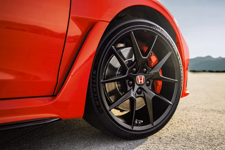 Do dựa trên Civic Hatchback thế hệ thứ 11 nên mẫu xe này có chiều dài cơ sở dài hơn 3,5 cm để mang lại cảm giác lái êm ái hơn và độ ổn định cao hơn. Trục trước của xe dài hơn 2,5 cm và trục sau cũng dài hơn 1,9 cm so với Type R thế hệ tiên nhiệm. Bên cạnh đó, xe được trang bị hệ thống treo sau đa liên kết giúp mẫu xe mới có độ ổn định trên đường thẳng và đem lại cảm giác lái tốt hơn.