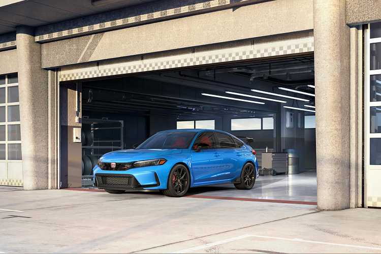 Vị trí đặt ghế này cho phép người lái ngồi thấp hơn trước nhờ các trụ mỏng hơn, gương chiếu hậu thay đổi vị trí và mui xe thấp hơn. Bảng điều khiển kỹ thuật số mới được thiết kế gọn gàng và dễ đọc nhất có thể để cung cấp thông tin quan trọng khi người lái xe ở tốc độ cao. Mẫu xe được trang bị chế độ + R, đặt chỉ báo vòng quay lấy cảm hứng từ xe đua và thông tin vị trí bánh răng ở đầu màn hình.