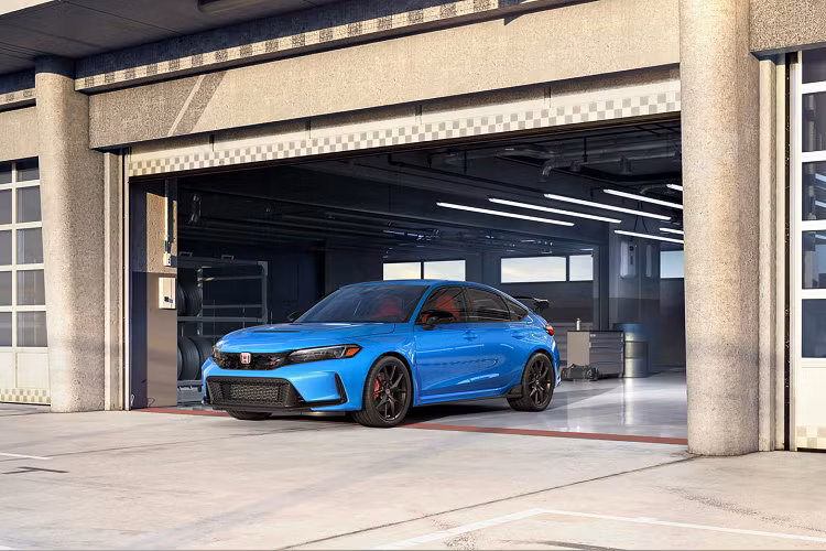 Vị trí đặt ghế này cho phép người lái ngồi thấp hơn trước nhờ các trụ mỏng hơn, gương chiếu hậu thay đổi vị trí và mui xe thấp hơn. Bảng điều khiển kỹ thuật số mới được thiết kế gọn gàng và dễ đọc nhất có thể để cung cấp thông tin quan trọng khi người lái xe ở tốc độ cao. Mẫu xe được trang bị chế độ + R, đặt chỉ báo vòng quay lấy cảm hứng từ xe đua và thông tin vị trí bánh răng ở đầu màn hình.