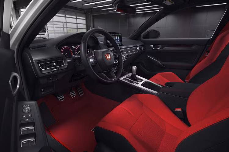 Honda cho biết thương hiệu đã nâng cấp bộ tăng áp tạo ra áp suất trên một dải vòng quay rộng hơn bằng cách thay đổi kích thước, hình dạng và số lượng cánh tua-bin bên trong. Trong khi đó, lưu lượng khí nạp tăng và hệ thống xả hiệu quả hơn với các van hoạt động giúp khối động cơ trở nên mạnh mẽ hơn.