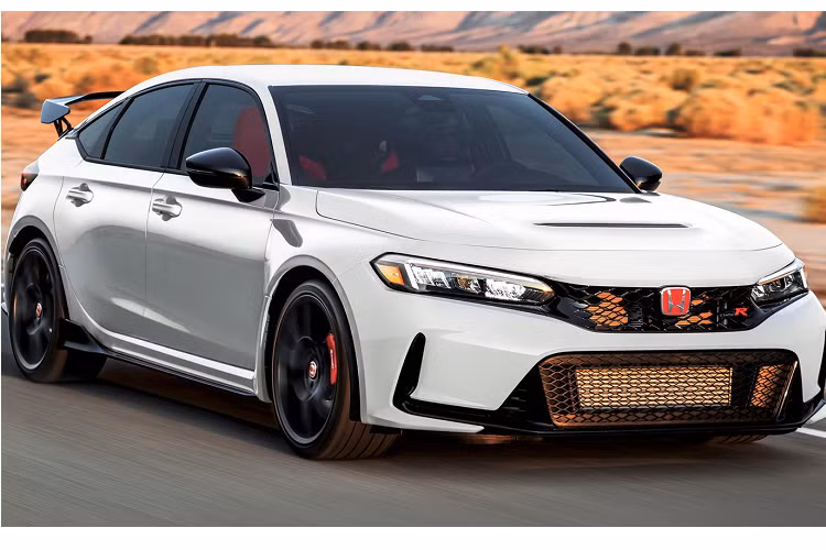 Được trang bị bản nâng cấp của khối động cơ tăng áp 4 xi-lanh thẳng hàng K20C1 của Honda, mẫu xe mới sẽ tạo ra công suất 315 mã lực tại 6.500 vòng/phút và mô-men xoắn 420 Nm trong khoảng từ 2.600 đến 4.000 vòng/phút. Honda Civic Type R đời 2023 sẽ là mẫu xe thương mại mạnh mẽ nhất mà Honda từng cung cấp cho khách hàng Mỹ.