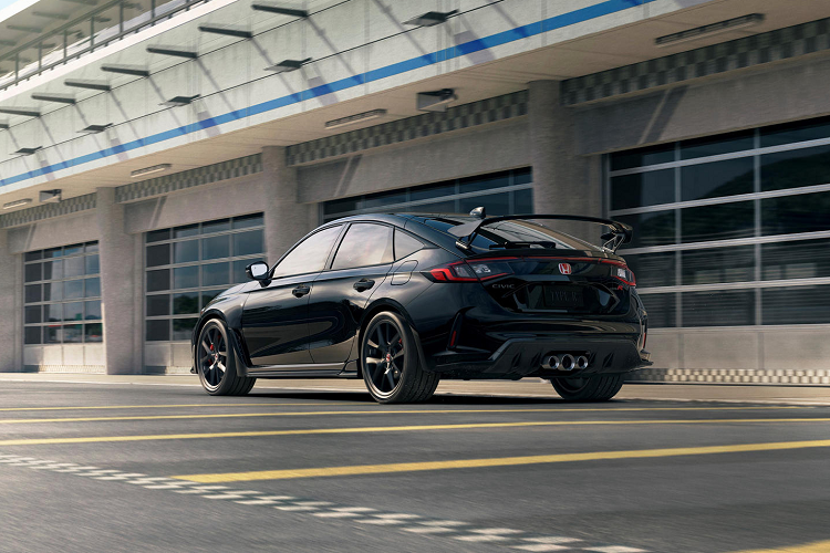 Bánh đà nhẹ và hệ thống điều chỉnh vòng tua đã được sửa đổi giúp đảm bảo việc giảm số hoàn hảo, từ đó giúp xe duy trì sự ổn định khi vào cua. Mặt khác, cần gạt có độ cứng cao và bộ chuyển số được tối ưu hóa và bộ vi sai hạn chế trượt xoắn giúp tăng lực ép hiệu quả hơn.