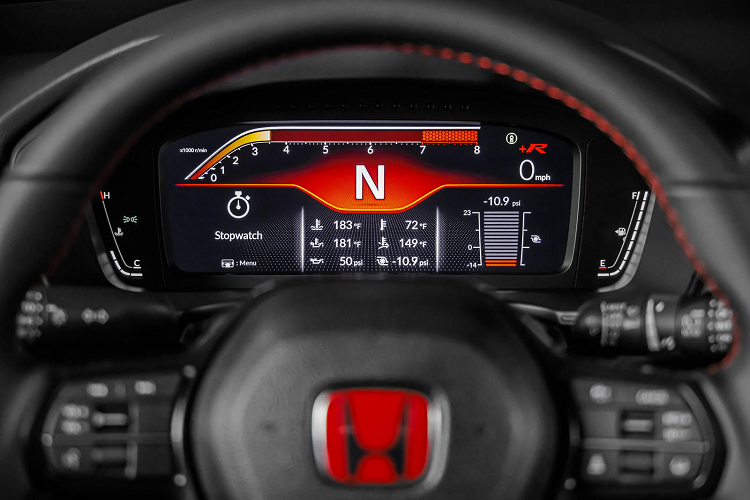 Thân xe hiện dài hơn 2 cm, thấp hơn 1,2 cm và rộng hơn 1,5 cm so với mẫu xe cũ với các phần chắn bùn được mở rộng. Xe được trang bị bộ mâm hợp kim đen mờ 19 inch với bộ lốp Michelin Pilot Sport 4S đặt riêng, rộng hơn 2 cm so với thế hệ trước.