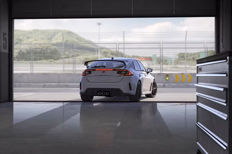 Các khe hở của lưới tản nhiệt lớn hơn, bộ tản nhiệt lớn hơn và quạt mới có đường kính lớn giúp sử dụng được lâu hơn, vì những trang bị này giúp đảm bảo hiệu suất tối ưu, bền vững trong quá trình lái xe. Hộp số sàn sáu cấp cũng được cải tiến để tăng khả năng vận hành của xe.