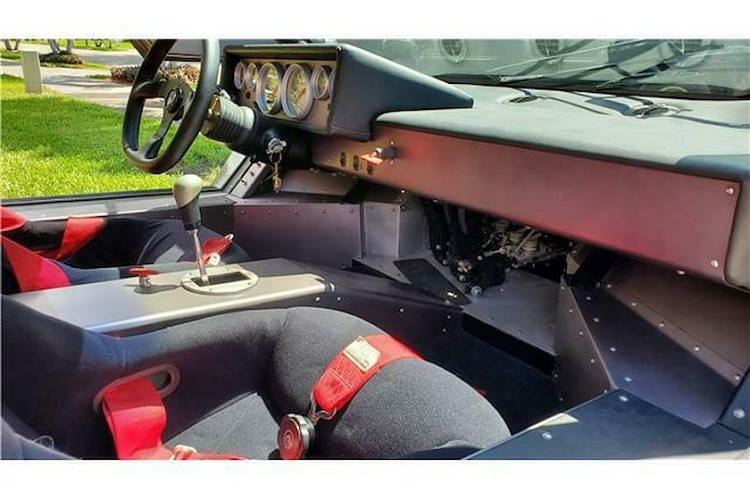 Kể từ khi hoàn thành, bản sao Lamborghini Countach này mới chỉ chạy trên 110 km, và có thể được đấu thầu trên 100.000 USD (tương đương 2,28 tỷ đồng) thông qua một trang web đấu giá.