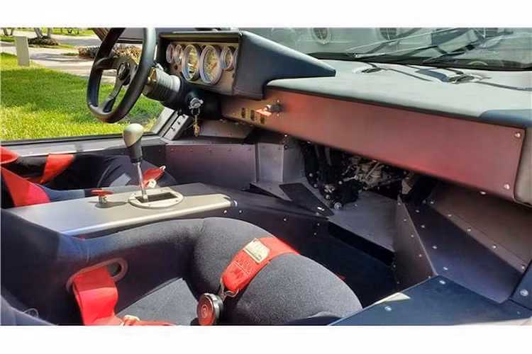 Kể từ khi hoàn thành, bản sao Lamborghini Countach này mới chỉ chạy trên 110 km, và có thể được đấu thầu trên 100.000 USD (tương đương 2,28 tỷ đồng) thông qua một trang web đấu giá.