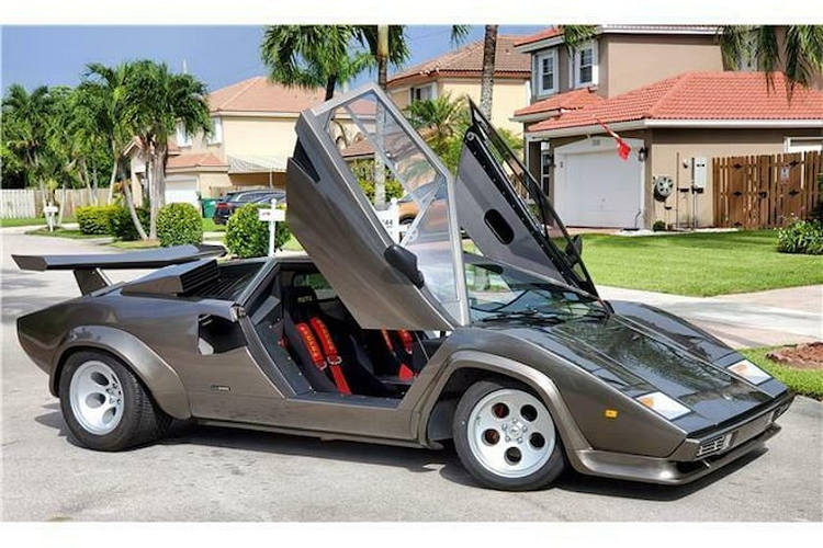 Imhoff đã hoàn thành chiếc Lamborghini Countach tự chế vào năm 2008 sau một quá trình chế tạo kéo dài 17 năm cực nhọc. Ông ấy đã được truyền cảm hứng bởi bộ phim “Cannonball Run” kinh điển, và quyết định rằng bản thân không muốn một chiếc xe tự lắp ráp thông thường. Không giống như nhiều người quyết định chế tạo một bản sao Countach khác, Imhoff đã dốc toàn lực và chế tạo chiếc xe của mình từ con số 0, bao gồm cả khung gầm không gian.