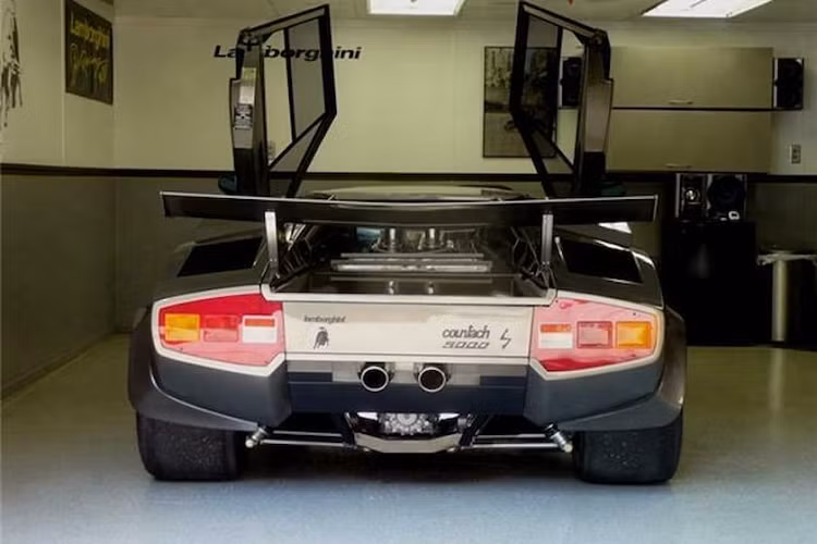 Không may, Imhoff đã không thể lắp động cơ V12 và hộp số nguyên bản, nhưng ông ấy vẫn cố gắng lắp một thứ gì đó đáng trân trọng phía sau hàng ghế thứ hai: động cơ Boss V8 dung tích 6.2 lít đã được độ để tạo công suất 514 mã lực tại tua máy 6.800 vòng/phút. Số mã lực mạnh mẽ được truyền tới bánh sau thông qua hộp số sàn ZF 5 cấp, và hệ thống treo Chevrolet Corvette C4 giữ cho siêu xe tự chế hoạt động ổn định trên mặt đường.