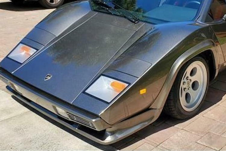 Ken Imhoff là một trong những đứa trẻ ở vế thứ hai. Ông ấy đã quyết định biến giấc mơ Lamborghini của mình thành hiện thực bằng cách tự tay chế tạo một chiếc Countach, và nó đã khiến ông ấy trở nên nổi tiếng trên internet. “Siêu xe tự chế” của ông ấy từng được rao bán vào năm 2013 với giá thầu lên tới 75.000 USD, nhưng rõ ràng việc mua bán đã không thành công, và vì vậy, nó lại được rao bán thêm một lần nữa.