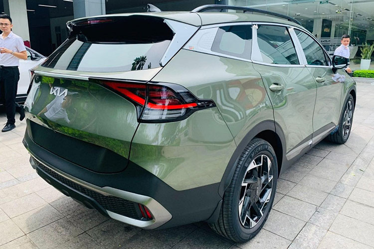 Theo thông tin từ Thaco, hiện tại đã có hơn 1.000 đơn đặt hàng Kia Sportage mới và đã xếp lịch giao xe đến hết tháng 7. Hiện tại, nếu muốn đặt cọc sẽ phải chờ 2-3 tháng, thậm chí có thể đến cuối năm khách mới nhận được xe.