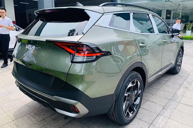 Theo thông tin từ Thaco, hiện tại đã có hơn 1.000 đơn đặt hàng Kia Sportage mới và đã xếp lịch giao xe đến hết tháng 7. Hiện tại, nếu muốn đặt cọc sẽ phải chờ 2-3 tháng, thậm chí có thể đến cuối năm khách mới nhận được xe.