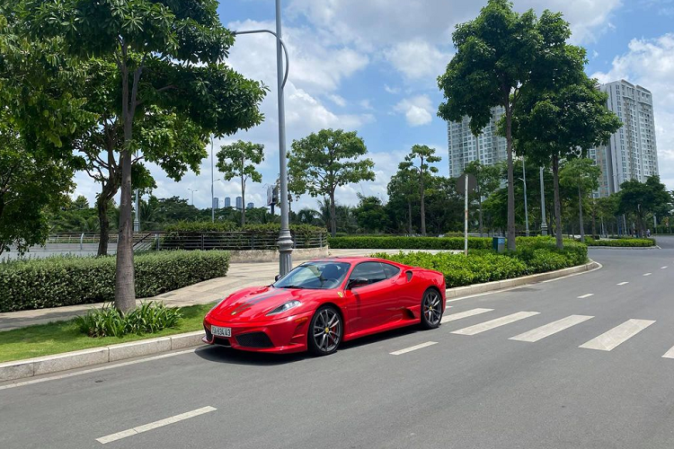 Trước khi cập bến showroom siêu xe ở quận 5, chiếc Ferrari F430 Scuderia cực hiếm này từng thuộc sở hữu của một đại gia Hải Phòng, người nổi tiếng với bộ sưu tập siêu xe bao gồm Lamborghini Aventador Roadster, Mercedes-AMG G63 cùng hàng loạt siêu xe, xe sang, xe thể thao khác.