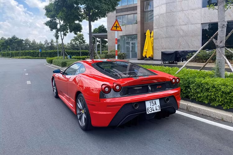 Ra mắt tại triển lãm Frankfurt 2007, Ferrari 430 Scuderia chính là phiên bản nâng cấp hơn của mẫu 430 tiêu chuẩn, xe được tích hợp hàng loạt tính năng tương tự các mẫu xe đua F1 và còn được tay đua huyền thoại Micheal Schumacher tham gia hỗ trợ phát triển.