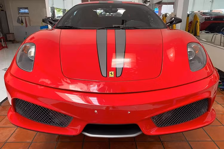 Mới đây, trên mạng xã hội Tik Tok tiếp tục xuất hiện clip ghi lại cảnh một chiếc Ferrari nằm trên xe cứu hộ và đang trong quá trình vận chuyển trên đường phố. Clip ngay sau khi được đăng tải đã thu hút rất nhiều sự chú ý của cộng đồng mạng. Rất nhanh, giới mê xe trong nước đã nhận ra siêu xe ngựa chồm trên chính là 430 Scuderia. Chủ nhân của siêu phẩm này cũng nhanh chóng được cộng đồng mạng tìm ra, là ông Đặng lê Nguyên Vũ - Chủ tịch Tập đoàn Cà phê Trung Nguyên.