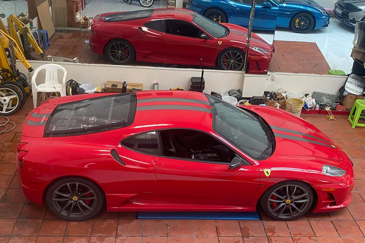 Chỉ có 2 chiếc Ferrari 430 Scuderia tại Việt Nam. Cả 2 xe đều có ngoại thất màu đỏ đặc trưng của thương hiệu nhưng khác biệt dễ nhận ra nhất chính là Ferrari 430 Scuderia đầu tiên về nước có 2 sọc màu vàng chạy từ nắp capô lên trần và kết thúc ở đuôi xe, còn chiếc thứ 2 đi kèm sọc màu tối. Ferrari 430 của Đặng Lê Nguyên Vũ là chiếc thứ 2.