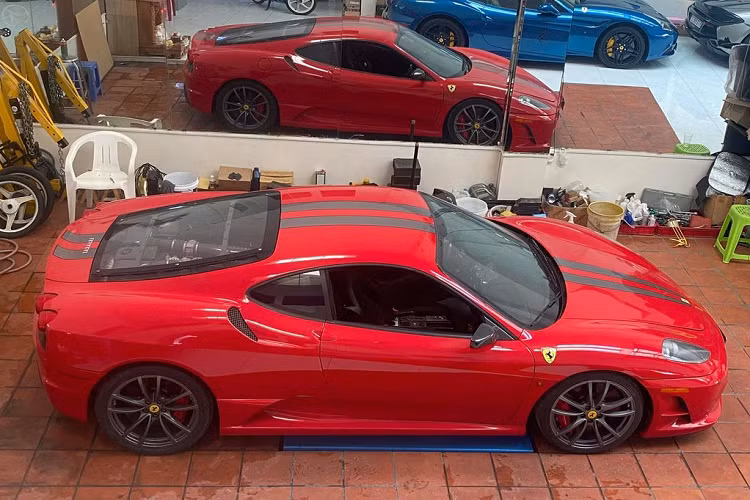 Chỉ có 2 chiếc Ferrari 430 Scuderia tại Việt Nam. Cả 2 xe đều có ngoại thất màu đỏ đặc trưng của thương hiệu nhưng khác biệt dễ nhận ra nhất chính là Ferrari 430 Scuderia đầu tiên về nước có 2 sọc màu vàng chạy từ nắp capô lên trần và kết thúc ở đuôi xe, còn chiếc thứ 2 đi kèm sọc màu tối. Ferrari 430 của Đặng Lê Nguyên Vũ là chiếc thứ 2.