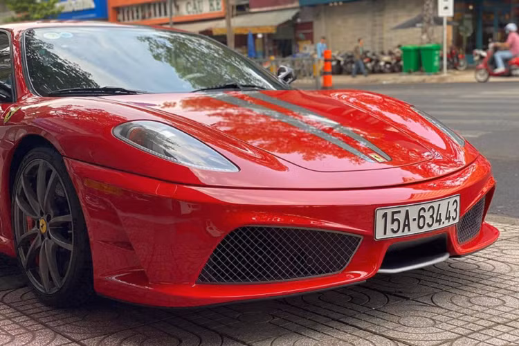Nhìn từ bên ngoài, Ferrari F430 Scuderia khác biệt so với bản tiêu chuẩn ở bộ body kit thể thao, hầm hố hơn, gồm nhiều chi tiết làm từ sợi carbon như cản va trước, nẹp sườn, cản sau, ốp gương chiếu hậu... . Ngoài ra, xe còn giảm đến 100 kg so với Ferrari F430. Điểm đắt giá Ferrari F430 Scuderia chính là bộ mâm siêu nhẹ sơn màu bạc (trước kia mâm xe có màu tối) và ống xả tròn được đặt trên cao khác biệt hoàn toàn.