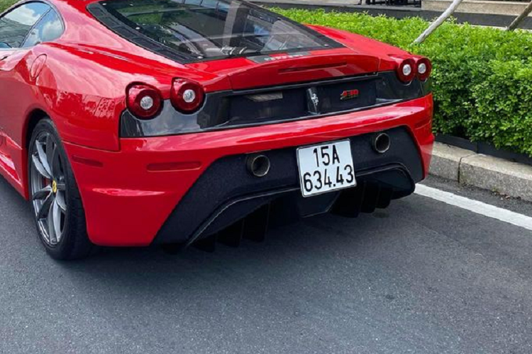 Cùng sử dụng động cơ V8, dung tích 4.3 lít như Ferrari F430 nhưng khi lắp lên siêu xe hiệu suất cao F430 Scuderia lại mạnh mẽ hơn đáng kể. Xe sở hữu công suất tối đa lên đến 503 mã lực (tăng 20 mã lực) và mô-men xoắn cực đại 471 Nm (tăng 6 Nm) tại vòng tua máy 5.250 vòng/phút. Siêu xe 430 Scuderia có thể tăng tốc từ 0 - 100 km/h chỉ trong 3,6 giây trước khi đạt vận tốc tối đa 319 km/h