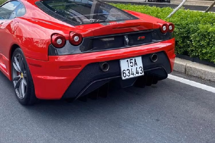 Cùng sử dụng động cơ V8, dung tích 4.3 lít như Ferrari F430 nhưng khi lắp lên siêu xe hiệu suất cao F430 Scuderia lại mạnh mẽ hơn đáng kể. Xe sở hữu công suất tối đa lên đến 503 mã lực (tăng 20 mã lực) và mô-men xoắn cực đại 471 Nm (tăng 6 Nm) tại vòng tua máy 5.250 vòng/phút. Siêu xe 430 Scuderia có thể tăng tốc từ 0 - 100 km/h chỉ trong 3,6 giây trước khi đạt vận tốc tối đa 319 km/h
