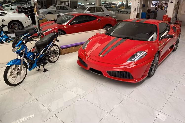 Như vậy, sau khi bán sạch bộ sưu tập xe Ferrari vị Chủ tịch cà phê Trung Nguyên đang âm thầm thu mua lại các mẫu xe mới để “xây dựng” lại dàn xe ngựa chồm của mình. Trước đó, ông Đặng Lê Nguyên Vũ đã mua một chiếc Ferrari F355 Spider và siêu xe 4 chỗ Ferrari Roma "độc nhất" Việt Nam.