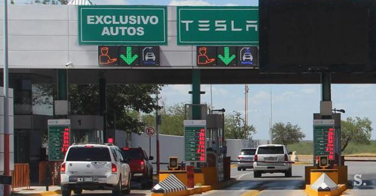 Xe oto dien Tesla co lan duong chay rieng o bien gioi My - Mexico