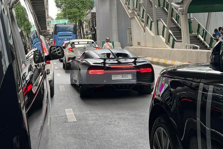 Động cơ này tạo ra công suất tối đa 1.479 mã lực và mô-men xoắn cực đại 1.600 Nm. Nhờ đó, Bugatti Chiron Sport 110 Ans Edition có thể tăng tốc từ vị trí xuất phát lên 100 km/h chỉ trong thời gian khoảng 2,4 giây trước khi đạt vận tốc tối đa 420 km/h.