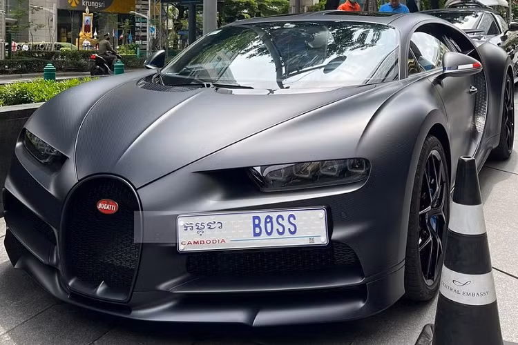 Hãng siêu xe Pháp đã trình làng chiếc Bugatti Chiron Sport 110 Ans Edition nhằm kỷ niệm sinh nhật lần thứ 110 của mình. Sẽ chỉ có 20 chiếc Bugatti Chiron Sport phiên bản 110 Ans Edition được sản xuất đi kèm mức giá bán khởi điểm 3,26 triệu đô la (khoảng hơn 116 tỷ đồng). 
