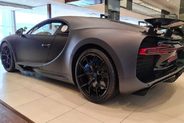 Hệ truyền động của Bugatti Chiron Sport phiên bản 110 Ans Edition không có gì thay đổi, siêu xe triệu đô này sử dụng động cơ W16, dung tích 8.0 lít, đi kèm 4 bộ tăng áp.