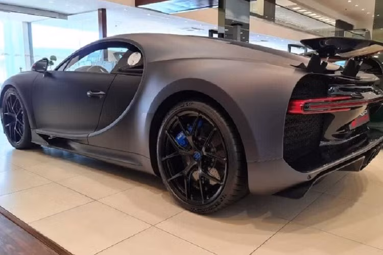 Hệ truyền động của Bugatti Chiron Sport phiên bản 110 Ans Edition không có gì thay đổi, siêu xe triệu đô này sử dụng động cơ W16, dung tích 8.0 lít, đi kèm 4 bộ tăng áp.