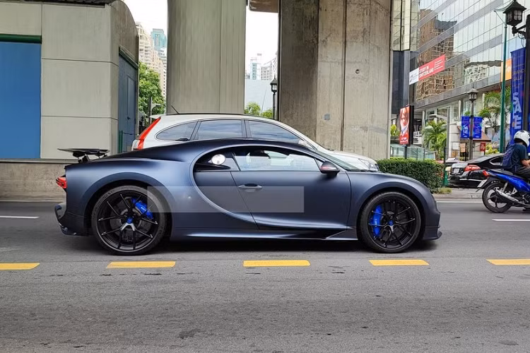 Chiếc Bugatti Chiron bản giới hạn này được nhập khẩu về Campuchia theo đường hàng không và chủ xe đã cho ra biển số mang tên "Boss" - đây là một cách thể hiện cá tính riêng của mình lên chiếc biển số của xe Bugatti Chiron Sport bản 110 năm.