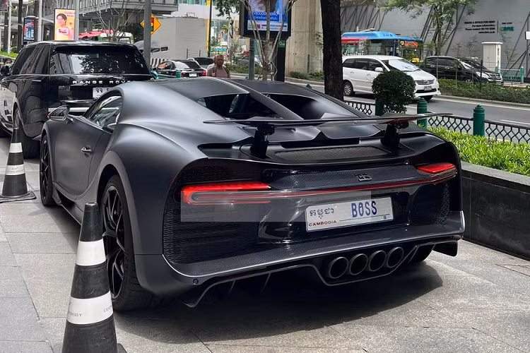 Chủ nhân của chiếc Bugatti Chiron Sport 110 Ans Edition tại Campuchia còn sở hữu ít nhất 2 xe hypercar khác là Ferrari LaFerrari Coupe đã ra biển "tứ quý 7" và siêu phẩm Pagani Huayra BC Roadster chưa rõ đã được mang về Campuchia hay chưa.
