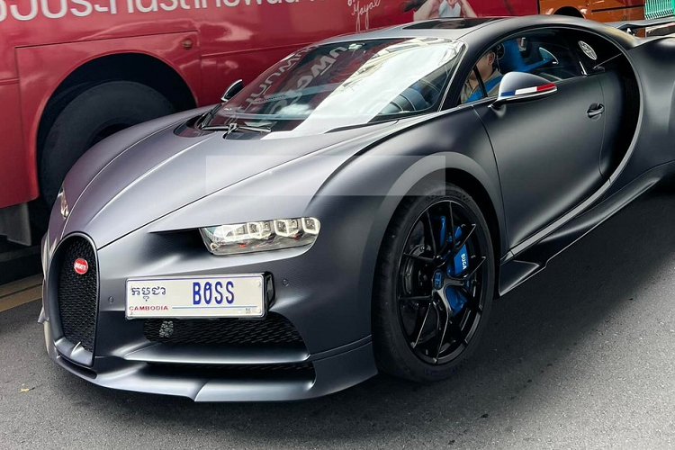Số lượng dòng siêu xe triệu đô Bugatti Chiron Sport tại Đông Nam Á không nhiều và phiên bản Chiron Sport 110 Ans Edition dường như chỉ mới có 2 xe lộ diện, 1 chiếc trước đó được trưng bày tại Singapore nhưng không rõ có phải chính là siêu phẩm Bugatti Chiron Sport 110 Ans Edition của đại gia Campuchia hay không.