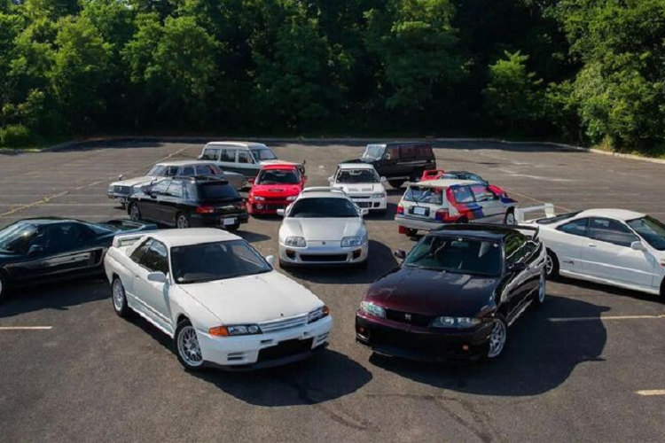 JDM là viết tắt của từ “Japanese Domestic Market”, một thuật ngữ dùng để chỉ các mặt hàng tiêu dùng nội địa Nhật Bản. Trên thế giới, những chiếc xe JDM được xem như một từ dùng để chỉ đến khái niệm chơi xe nội địa Nhật Bản.