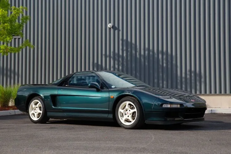 Một chiếc Honda NSX-R đời 1993 cũng nằm trong bộ sưu tập này, đây là một trong 483 chiếc được bán độc quyền tại Nhật Bản và xe đã chạy được 60.500 km.