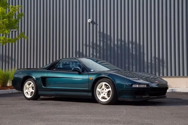 Một chiếc Honda NSX-R đời 1993 cũng nằm trong bộ sưu tập này, đây là một trong 483 chiếc được bán độc quyền tại Nhật Bản và xe đã chạy được 60.500 km.