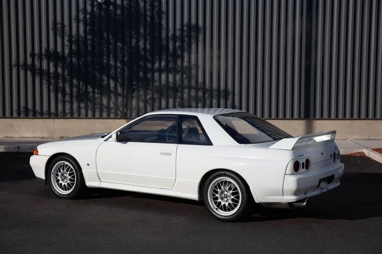 Không kém phần nổi bật chính là chiếc Nissan Skyline R32 GT-R V-Spec II N1 đời 1994, khung gầm số 35 với số lượng chỉ 63 chiếc được sản xuất, xe cũng mới chỉ chạy được 8.000 km.