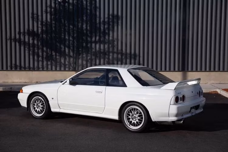 Không kém phần nổi bật chính là chiếc Nissan Skyline R32 GT-R V-Spec II N1 đời 1994, khung gầm số 35 với số lượng chỉ 63 chiếc được sản xuất, xe cũng mới chỉ chạy được 8.000 km.