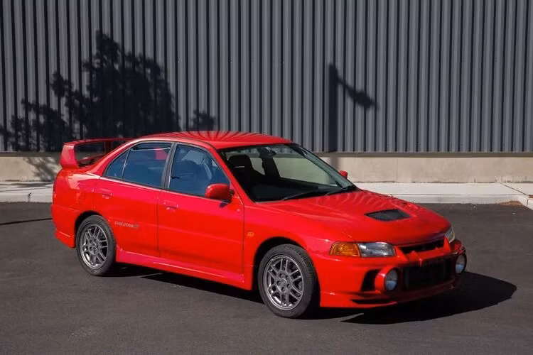 Nissan Skyline R33 GT-R V- 1995 màu Midnight Purple đã lăn bánh 20.000 km, một chiếc Toyota Century LWB 1995 đã chạy 102.000 km, một chiếc Honda Integra Type R 1996 chạy được 24.700 km, và cuối cùng là một chiếc Mitsubishi Lancer Evolution IV GSR 1996 đã chạy 67.200 km.