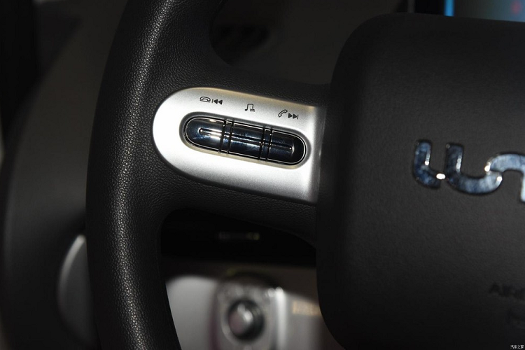 Khi mua mẫu xe này, khách hàng Trung Quốc có thể chọn 1 trong 7 màu sơn ngoại thất, bao gồm trắng, xanh dương nhạt, xanh dương đậm, xám, vàng, xanh bạc hà và hồng. 